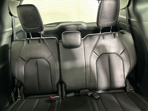 Used 2025 Chrysler Pacifica Select image 17
