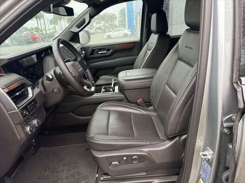 Used 2025 GMC Yukon XL Denali AWD/4WD image 5
