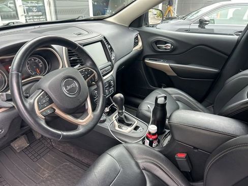Used 2018 Jeep Cherokee Limited AWD/4WD image 2