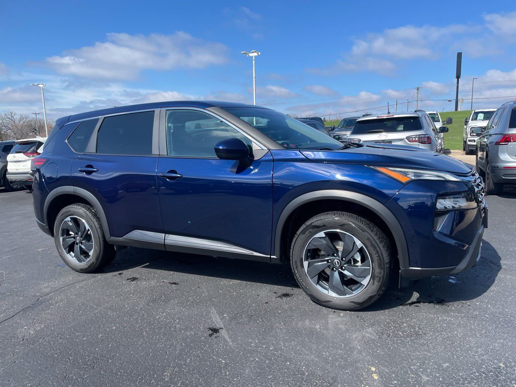 Used 2024 Nissan Rogue SV FWD image 2