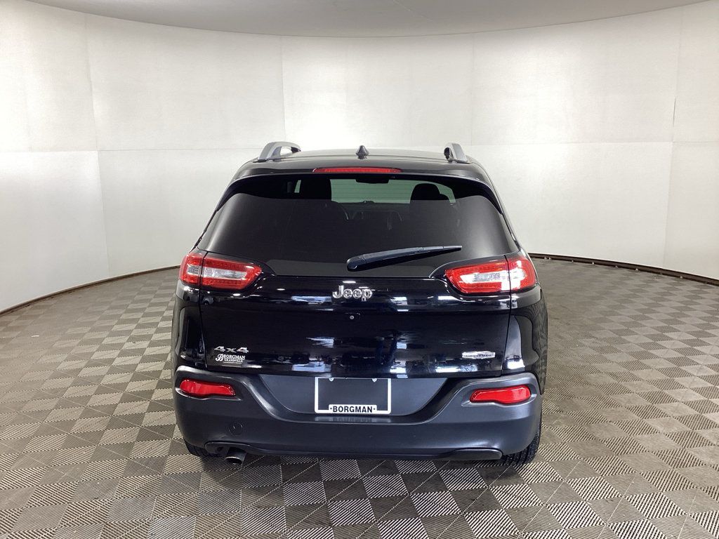 Used 2017 Jeep Cherokee Latitude AWD/4WD image 3