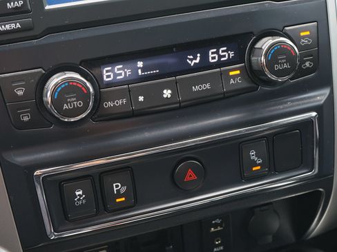 Used 2017 Nissan Titan SV AWD/4WD image 22