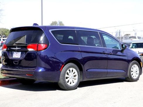 Used 2017 Chrysler Pacifica Touring w/ Tire & Wheel Group image 4