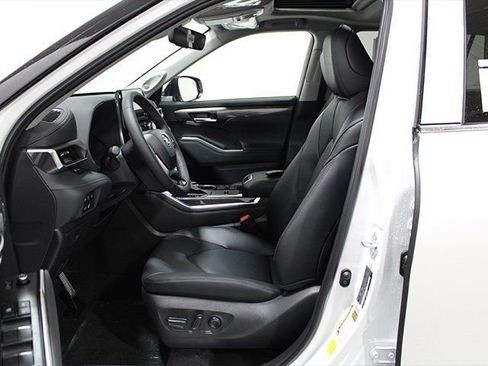 New 2026 Toyota Highlander Limited image 5
