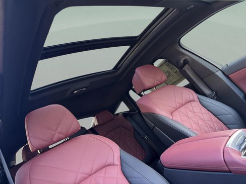 Used 2025 BMW X6 xDrive40i w/ Executive Package image 29