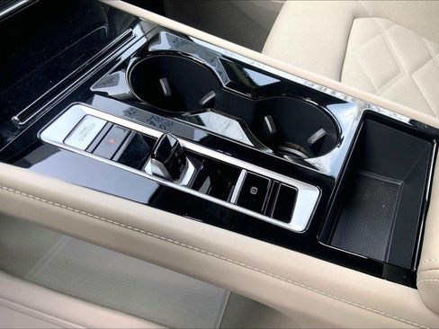 Used 2024 Volkswagen Atlas SE image 17