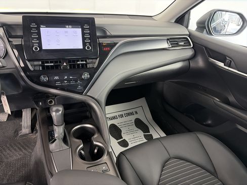 Used 2024 Toyota Camry SE FWD image 4