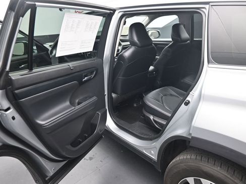 Used 2022 Toyota Highlander XLE AWD/4WD image 22