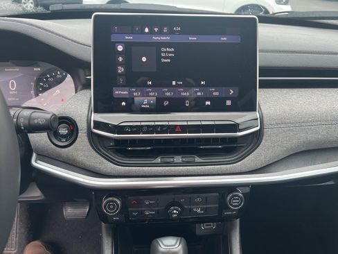 Used 2024 Jeep Compass Latitude image 9