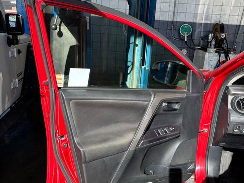 Used 2017 Toyota RAV4 LE image 11