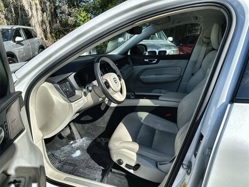 Used 2024 Volvo XC60 B5 Plus image 2