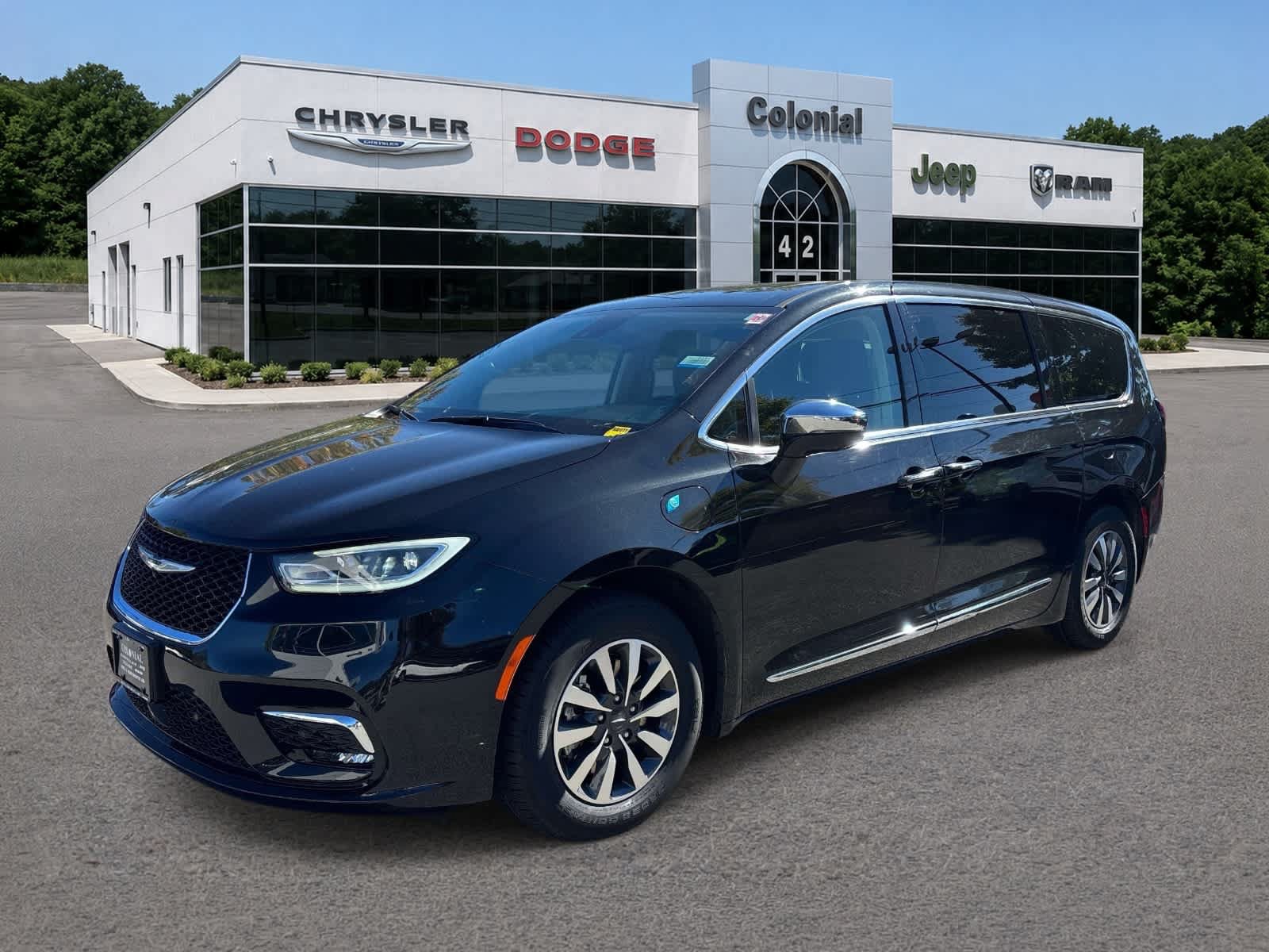 Used 2023 Chrysler Pacifica Limited w/ Uconnect Theater Family Group FWD image 1