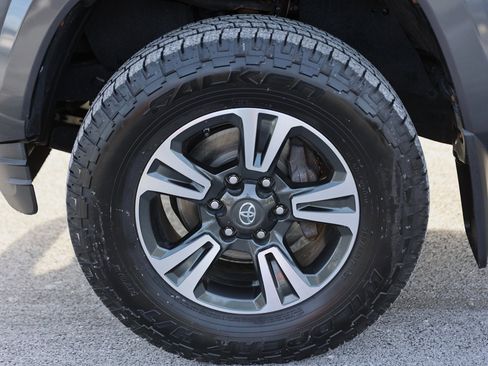 Used 2019 Toyota Tacoma TRD Sport image 11