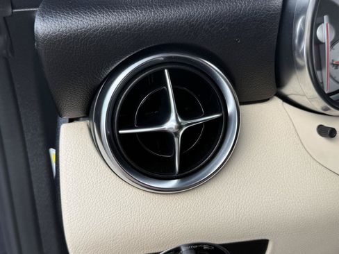 Used 2014 Mercedes-Benz SLK 250 image 19