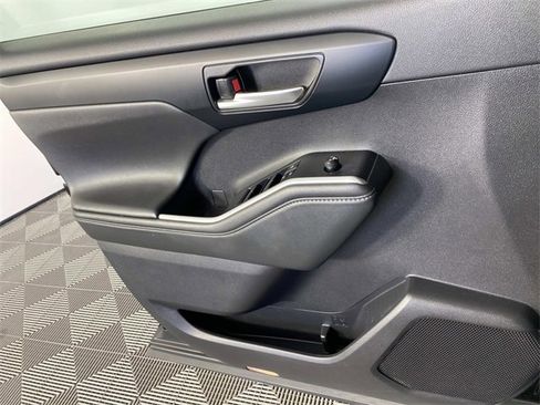 Used 2022 Toyota Highlander XLE image 28