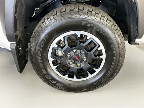 Used 2025 Toyota Tacoma TRD Off-Road w/ TRD Off Road Upgrade Package AWD/4WD image 11