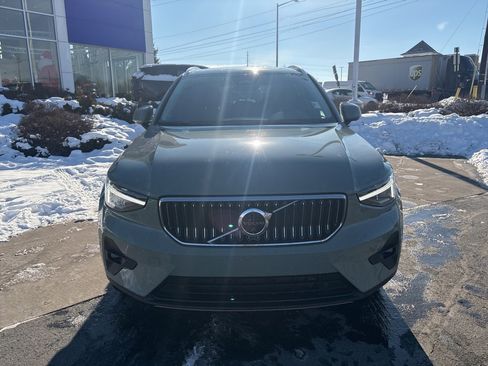Certified 2025 Volvo XC40 B5 Plus image 2