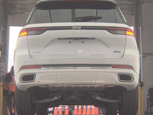 Used 2024 Jeep Grand Cherokee Overland AWD/4WD image 6