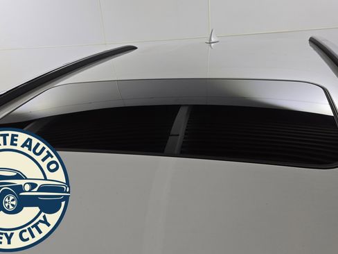 Used 2023 Kia Niro SX image 9