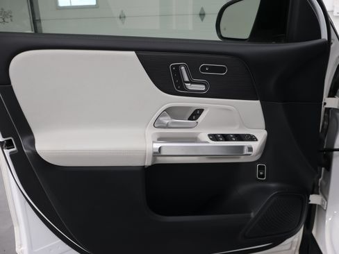 Used 2022 Mercedes-Benz GLB 35 AMG 4MATIC image 42