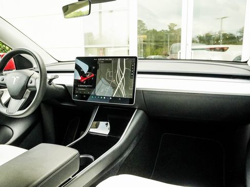 Used 2021 Tesla Model Y Long Range image 18