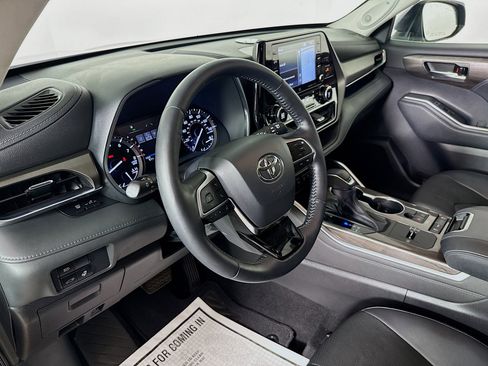 Used 2021 Toyota Highlander Limited FWD image 8