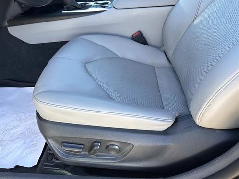 Used 2022 Toyota Camry XLE image 9