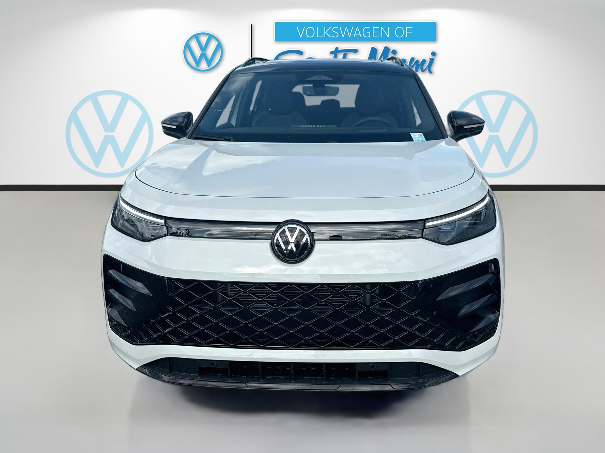 New 2026 Volkswagen Tiguan SE R-Line FWD image 2