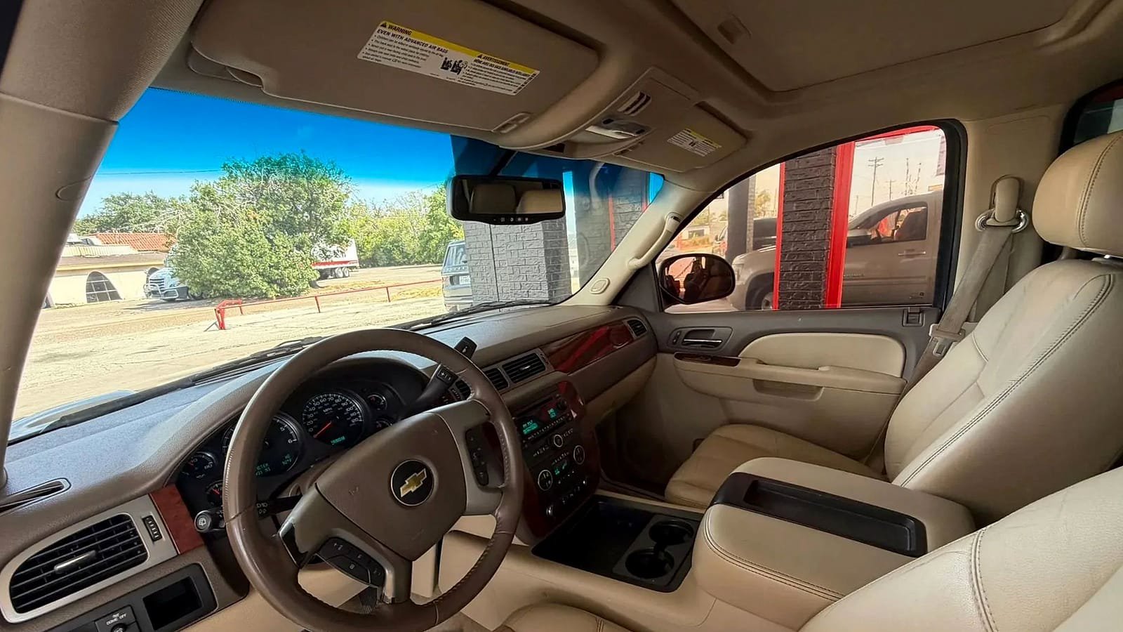 Used 2014 Chevrolet Suburban LT RWD image 20