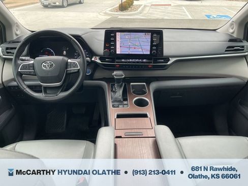 Used 2021 Toyota Sienna XLE w/ XLE Plus Package FWD image 3
