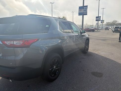 Used 2021 Chevrolet Traverse LT image 3