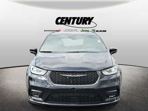 Used 2025 Chrysler Pacifica Limited FWD image 9