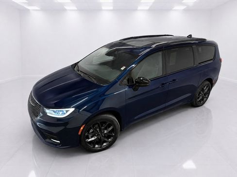 Used 2023 Chrysler Pacifica Limited w/ Uconnect Theater Family Group AWD/4WD image 9