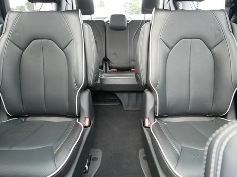 Used 2024 Chrysler Pacifica Premium FWD image 13