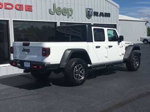 Used 2024 Jeep Gladiator Rubicon w/ Technology Group AWD/4WD image 3