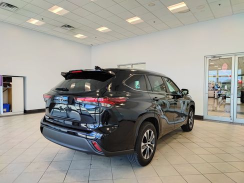 Used 2024 Toyota Highlander XLE FWD image 3