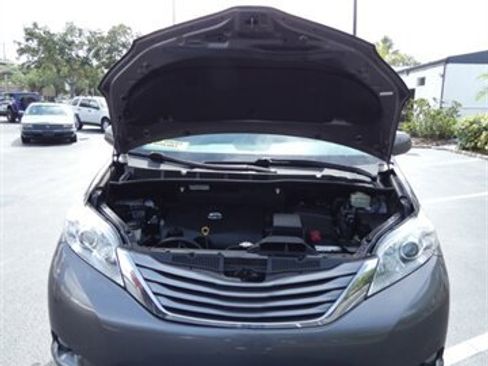 Used 2017 Toyota Sienna XLE FWD image 6