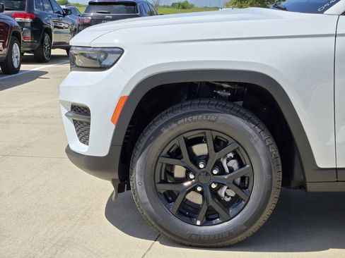 New 2025 Jeep Grand Cherokee Altitude image 9