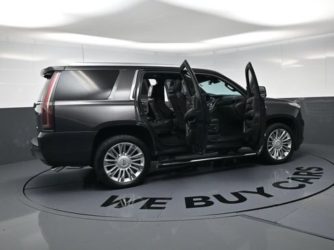 Used 2018 Cadillac Escalade Platinum AWD/4WD image 24