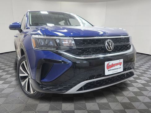 Used 2022 Volkswagen Taos SE AWD/4WD image 2