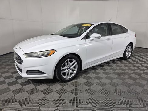 Used 2015 Ford Fusion SE image 9