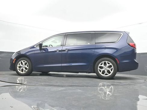 Used 2017 Chrysler Pacifica Touring Plus w/ Tire & Wheel Group FWD image 28