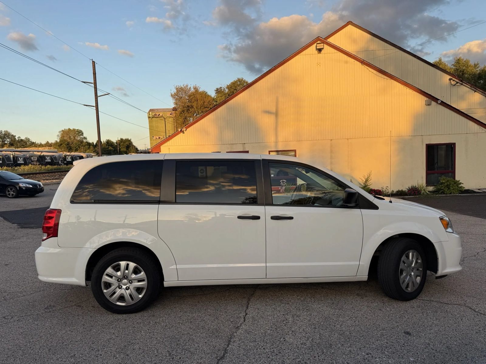 Used 2019 Dodge Grand Caravan SE FWD image 4
