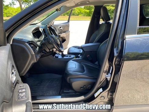 Used 2019 Jeep Cherokee Limited w/ Technology Group AWD/4WD image 15