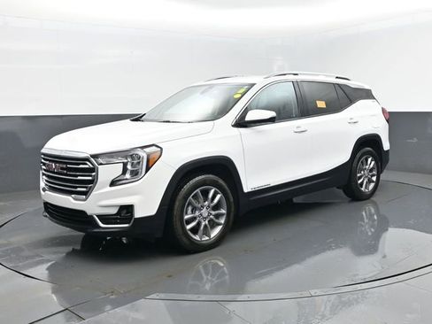 Used 2024 GMC Terrain SLT image 2