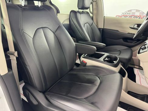 Used 2024 Chrysler Pacifica Touring-L AWD/4WD image 34