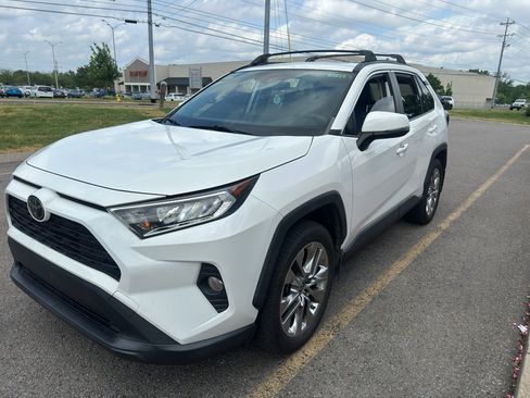 Used 2019 Toyota RAV4 XLE Premium w/ Cold Weather Package FWD image 9