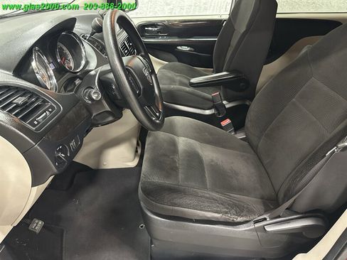 Used 2018 Dodge Grand Caravan SE w/ UConnect Hands-Free Group image 23