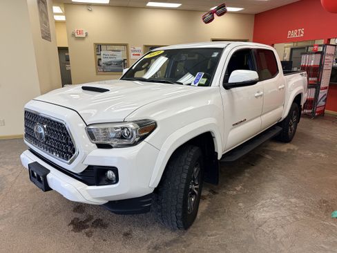 Used 2019 Toyota Tacoma TRD Sport w/ Technology Package AWD/4WD image 2