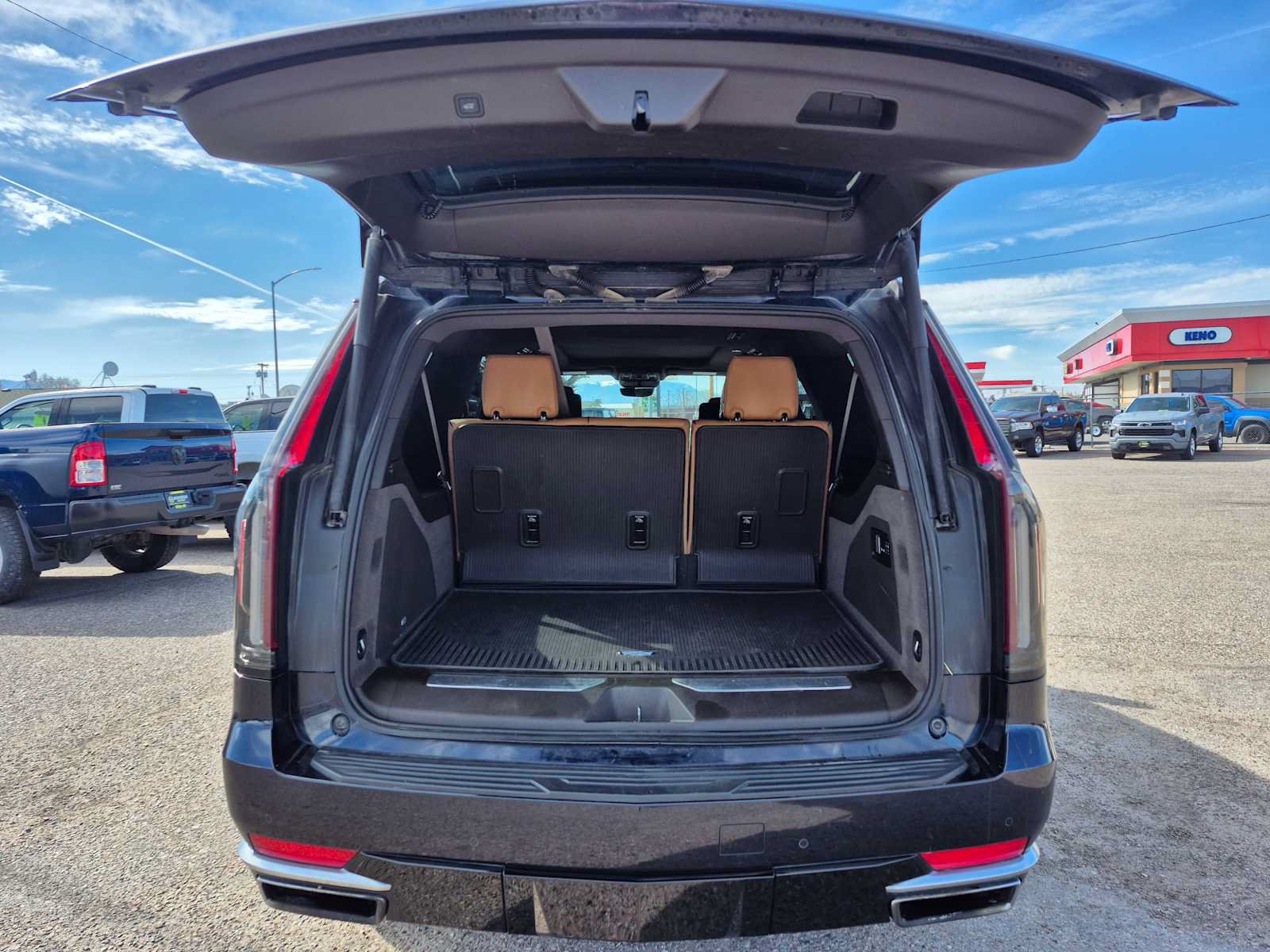 Used 2021 Cadillac Escalade ESV Premium Luxury w/ Driver Assist Tech Package AWD/4WD image 5